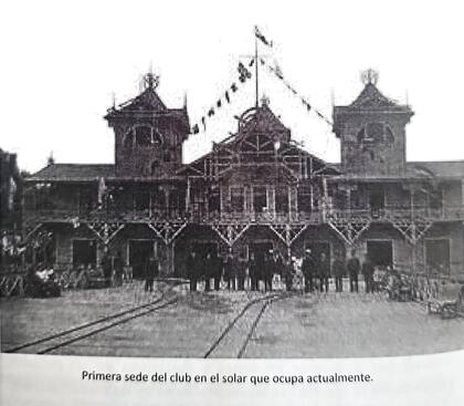 Fachada histórica del Club. La imagen evoca la arquitectura y el ambiente social de la institución en sus primeros años