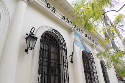 Fachada italianizante con ventanales enrejados.