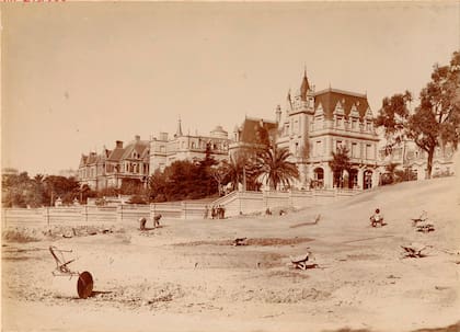 Fachada noroeste del Palacio Dose, fotografiado desde la barranca que desembocaba en la ribera del Río de la Plata.