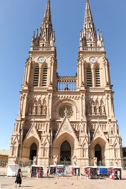 Fachada principal de la Basílica, frente a la cual la Conferencia Episcopal Argentina instalará un altar de madera enchapada para la misa del Pontífice