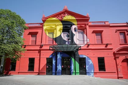 La "Re Mona" con la cual Giménez intervino la fachada del Centro Cultural Recoleta