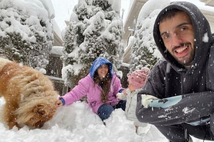 Facu Campazzo y Consu Vallina disfrutan de la nieve en familia. Crédito: Instagram