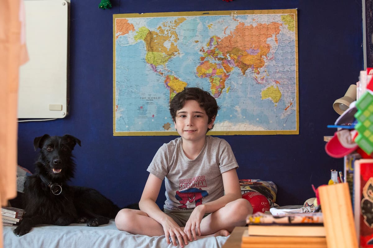 Facundo (11) vive en Belgrano junto a sus padres y su perro; es fanático de la astrofísica, la historia argentina y el hockey sobre patines