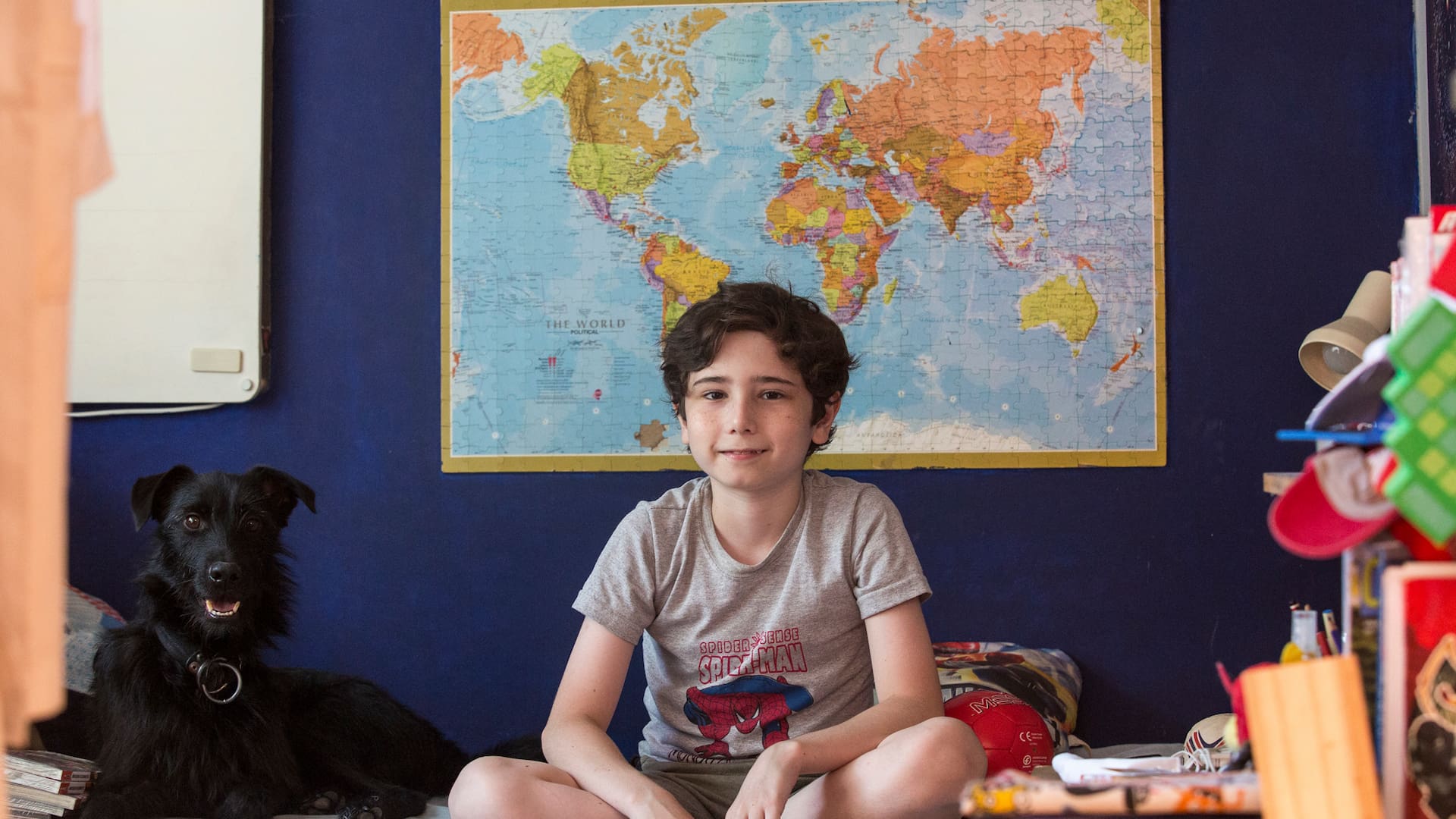 Facundo (11) vive en Belgrano junto a sus padres y su perro; es fanático de la astrofísica, la historia argentina y el hockey sobre patines
