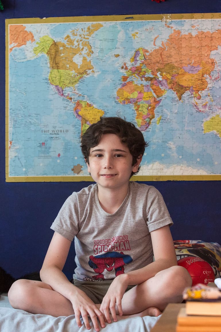 Facundo (11) vive en Belgrano junto a sus padres y su perro; es fanático de la astrofísica, la historia argentina y el hockey sobre patines