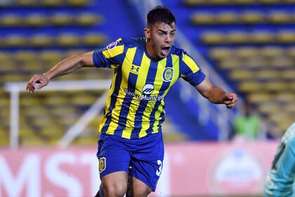 Facundo Almada festeja el gol con el que Rosario Central puso el 1 a 0