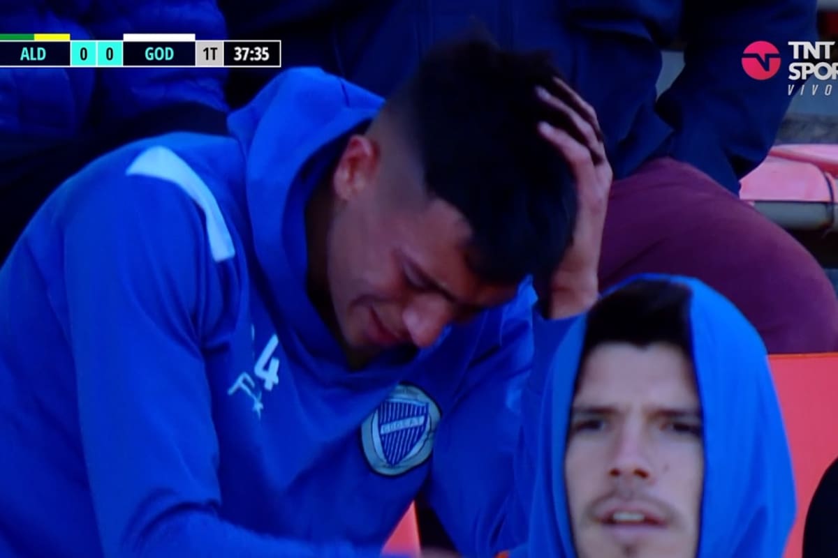 Facundo Altamira llorando en el banco de suplentes. El juvenil fue reemplazado a los 29 de la primera parte por decisión del entrenador Diego Flores