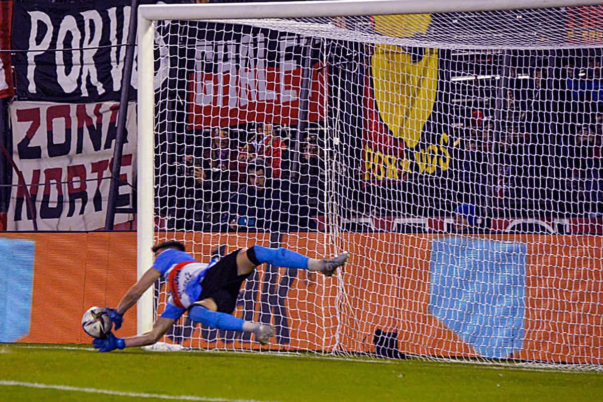 Facundo Altamirano le contuvo un penal al Pulga Rodríguez cuando el partido estaba 0-0; por esa misma vía, Patronato eliminó a Colón más tarde