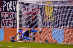 Facundo Altamirano le contuvo un penal al Pulga Rodríguez cuando el partido estaba 0-0; por esa misma vía, Patronato eliminó a Colón más tarde