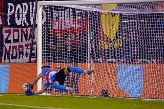 Copa Argentina: dos golazos, tres penales a las nubes, otro atajado al Pulga Rodríguez y la bronca de Abila