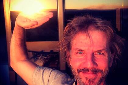 Facundo Arana compartió en las redes su preocupación por unas extrañas luces que vio en el cielo