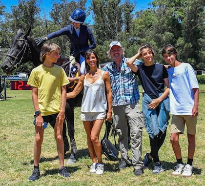 Facundo Arana, María Susini, junto a sus hijos y uno de sus sobrinos (Foto: Instagram @facundoaranatagle)