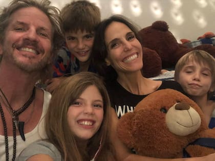 Facundo Arana y María Susini junto a sus hijos
