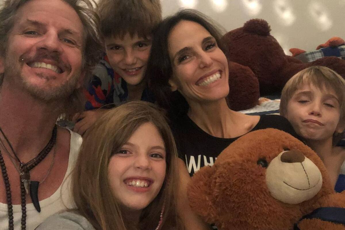 Facundo Arana y María Susini junto a sus hijos adoptaron a una nueva mascota