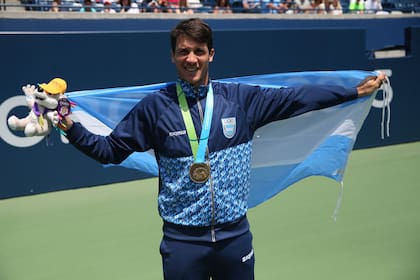 Facundo Bagnis exhibe su oro panamericano
