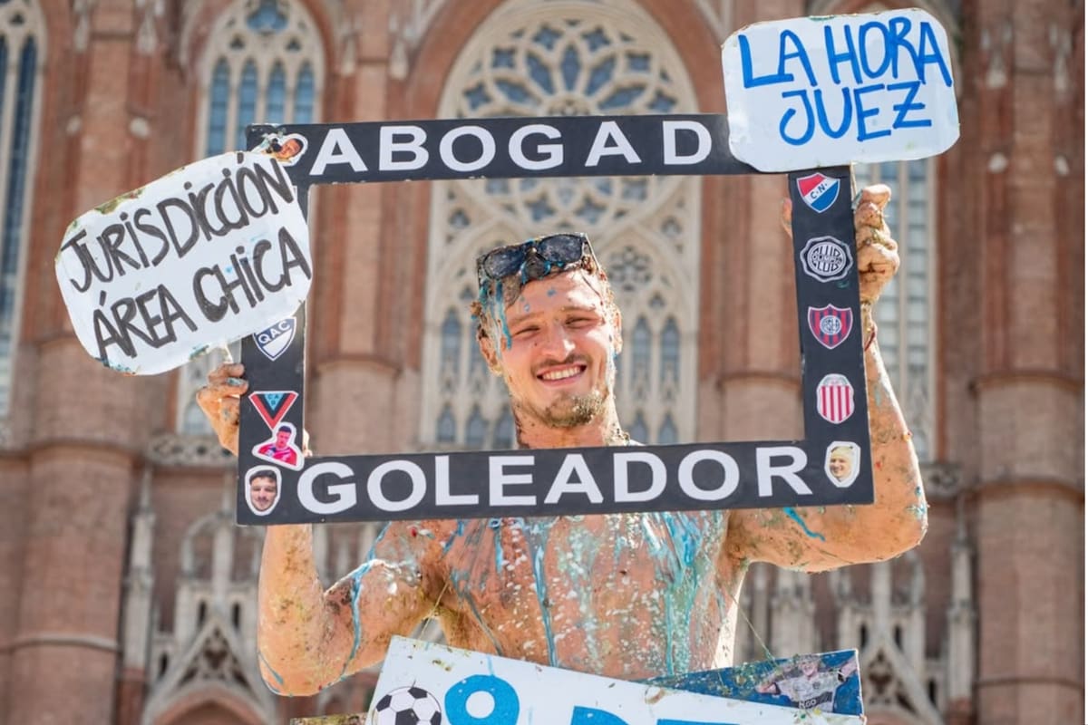 Facundo Bruera, delantero de Barracas Central, se recibió de abogado
