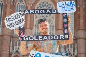 Facundo Bruera, delantero de Barracas Central, se recibió de abogado
