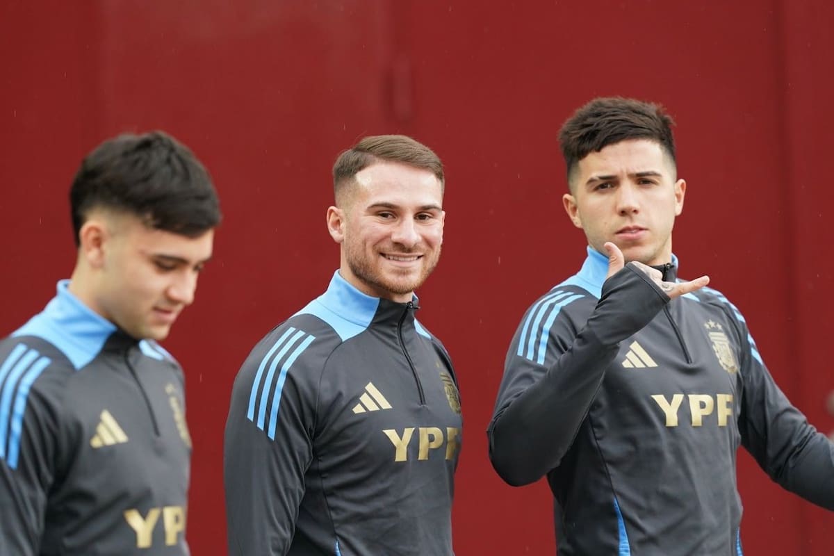 Facundo Buonanotte, Alexis Mac Alllister y Enzo Fernández, durante la práctica del domingo en Los Ángeles