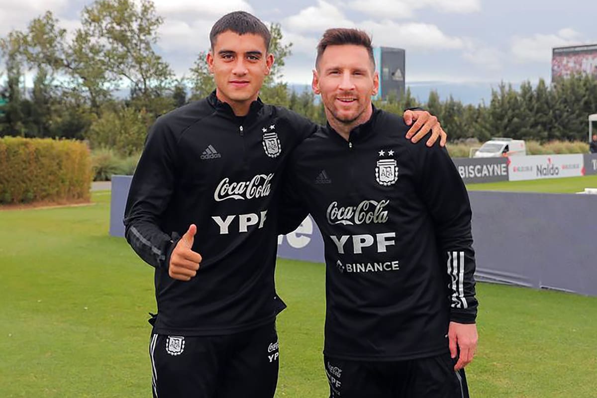 Facundo Buonanotte, con Lionel Messi, en el predio de la AFA, en Ezeiza