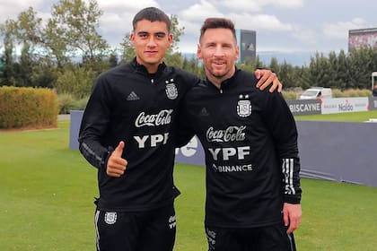 Facundo Buonanotte, con Lionel Messi, en el predio de la AFA, en Ezeiza
