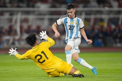 Facundo Buonanotte, en acción durante el partido amistoso ante Indonesia, que significó su debut en la selección mayor