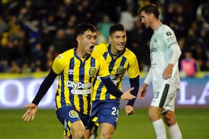 Facundo Buonanotte grita con alma y vida: con un cabezazo acaba de establecer el 1-0 que Rosario Central cuidará hasta el final contra Sarmiento, para conseguir el primer éxito canalla en la Liga Profesional y en la carrera de director técnico de Carlos Tevez.