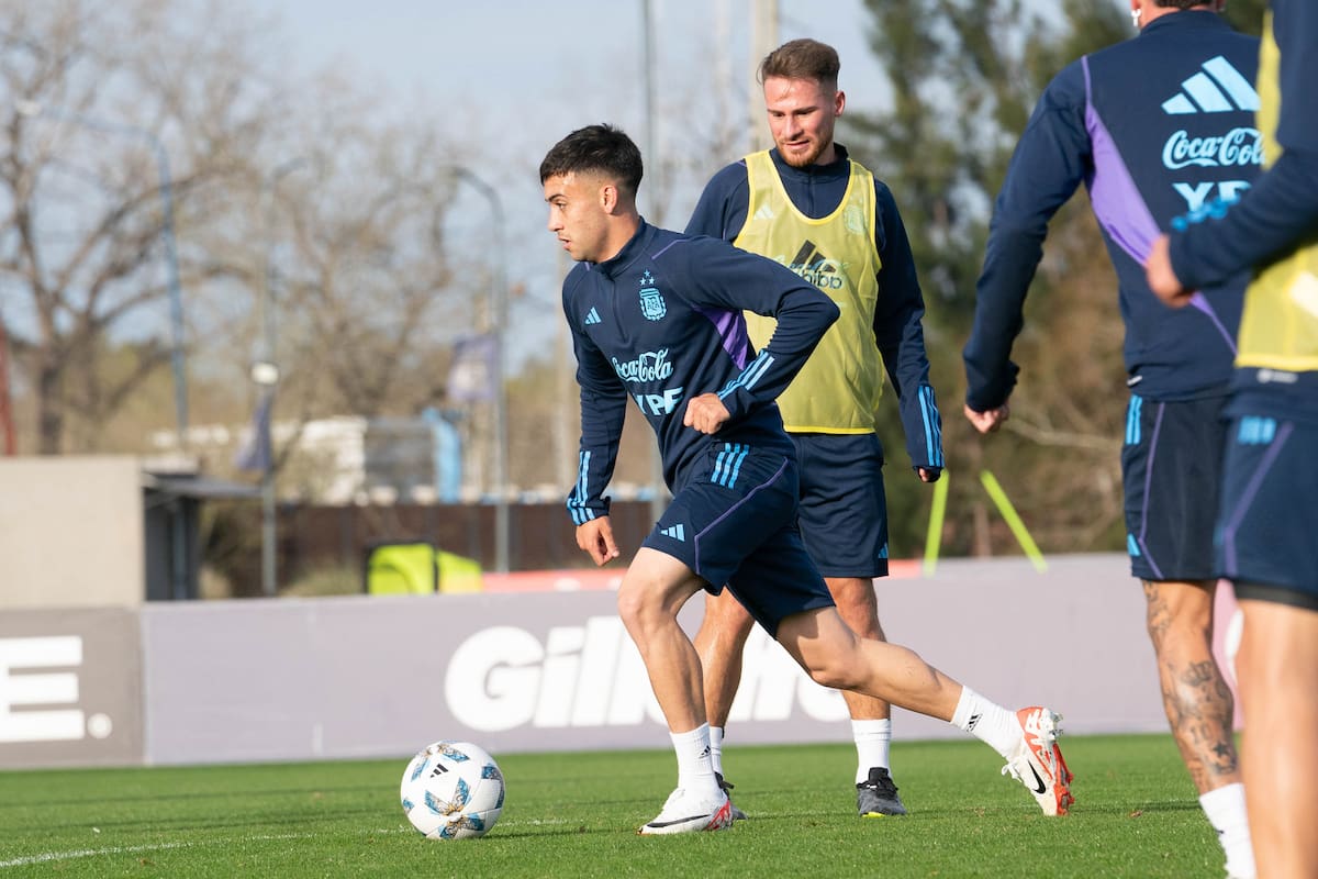 Facundo Buonanotte lleva la pelota, lo mira Alexis Mac Allister. El joven volante de Brighton suma entrenamientos en la selección