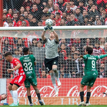 Facundo Cambeses, clave con un par de atajadas en Banfield y también en la "asistencia" para Rivera en el triunfo por 1-0 ante Instituto