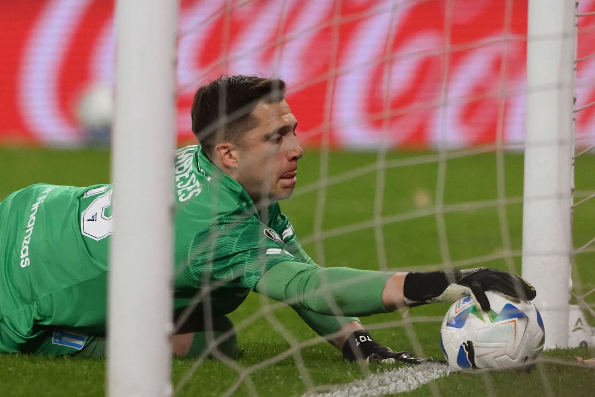 Facundo Cambeses, el arquero de Racing, llega con lo justo para evitar el gol de Vélez. (Photo by Luis ROBAYO / AFP)