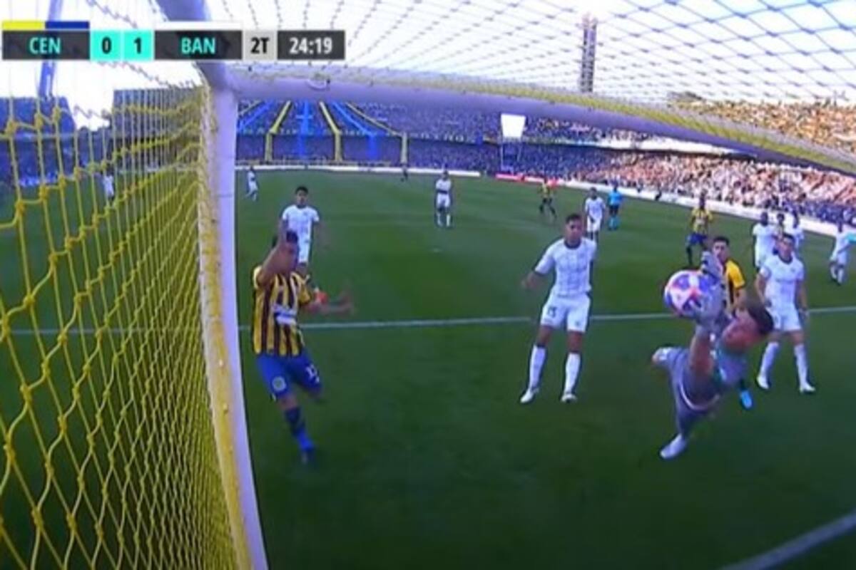 Facundo Cambeses y la atajada del partido ante un cabezazo de Báez que hubiera sido el empate de Rosario Central