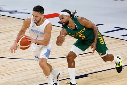 Facundo Campazzo # 7 de Argentina trae el balón a la cancha por delante de Patty Mills # 5 de los Boomers de Australia durante un juego de exhibición en Michelob ULTRA Arena antes de los Juegos Olímpicos de Tokio el 10 de julio de 2021 en Las Vegas, Nevada. Australia derrotó a Argentina 87-84.