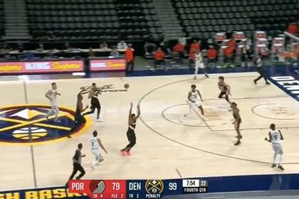 Facundo Campazzo, ante Portland, con un pase a lo "Spiderman" que disfrutan en Denver