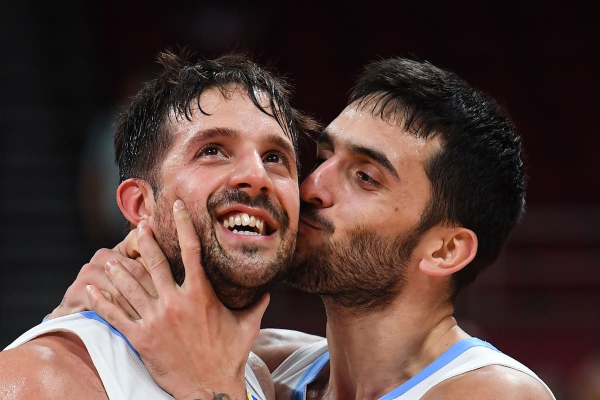 Facundo Campazzo besa a Nicolás Laprovittola, referentes de los nuevos tiempos del básquetbol argentino.