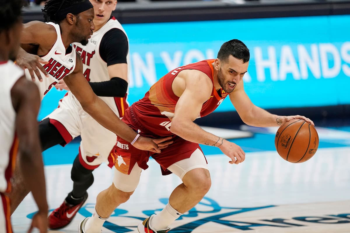 Facundo Campazzo busca un lugar para atacar a Miami Heat; a pesar de la baja del lesionado base Jamal Murray, el cordobés no fue titular en Denver Nuggets.