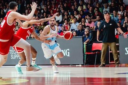 Facundo Campazzo, capitán del seleccionado argentino de básquetbol, ataca en el partido contra Chile en Valdivia por la eliminatoria para disputar la Americup en 2025.