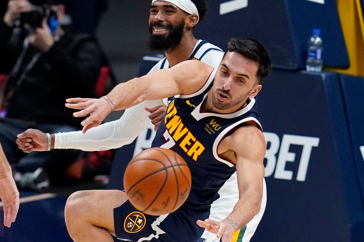 Facundo Campazzo captura un rebote ante Conley; el argentino se convirtió en un especialista en triples desde la esquina con Denver Nuggets