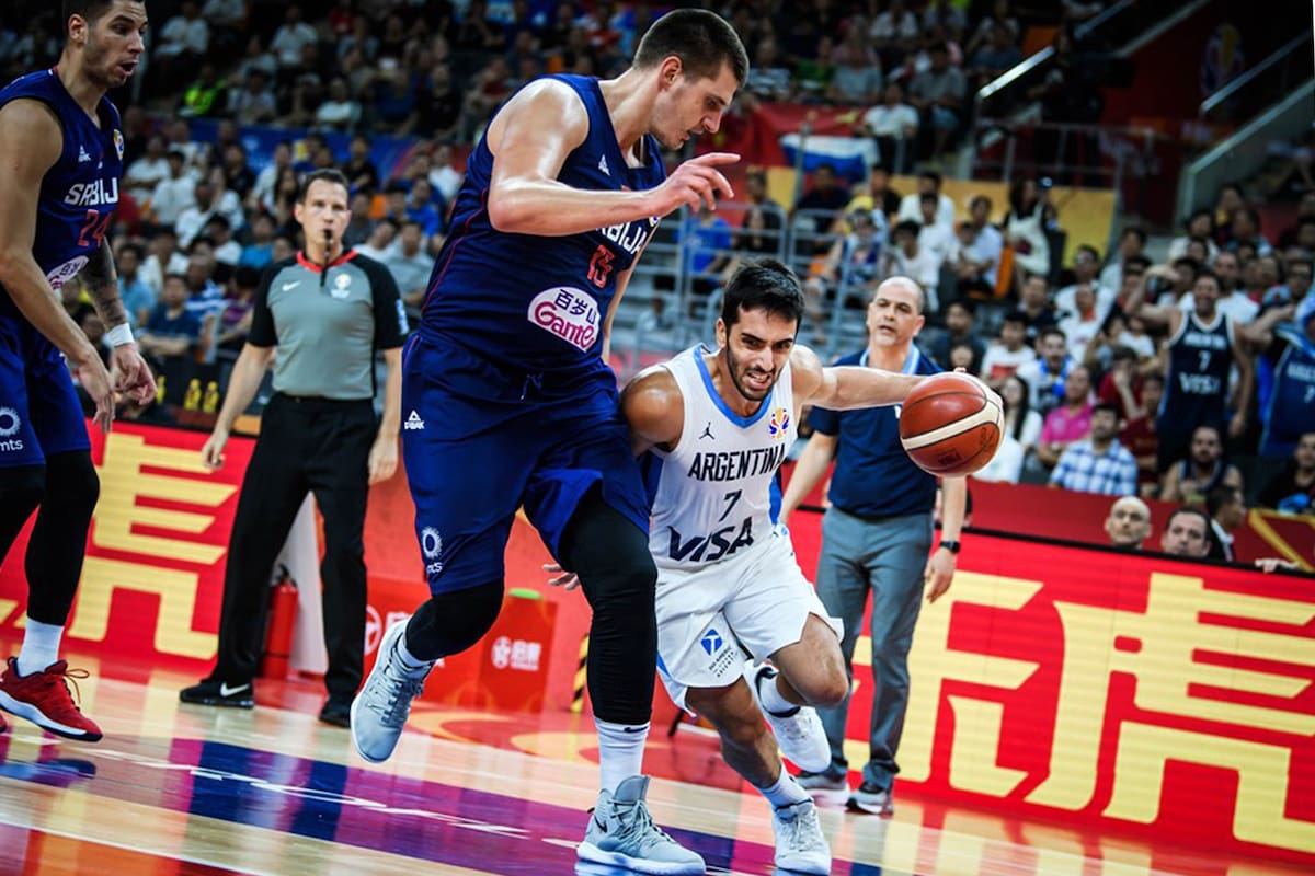 Facundo Campazzo, con la camiseta de la selección argentina, ataca a Nikola Jokic durante el histórico partido contra Serbia en el último Mundial; ahora, ambos serán compañeros en Denver