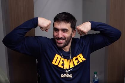 Facundo Campazzo, con la remera de DPOG como mejor jugador defensivo de los Nuggets