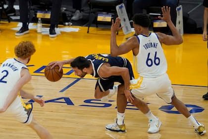 Una de las heterodoxas maniobras típicas de Facundo Campazzo, en su estreno de pretemporada de NBA; Denver Nuggets cayó como visitante de Golden State Warrios.