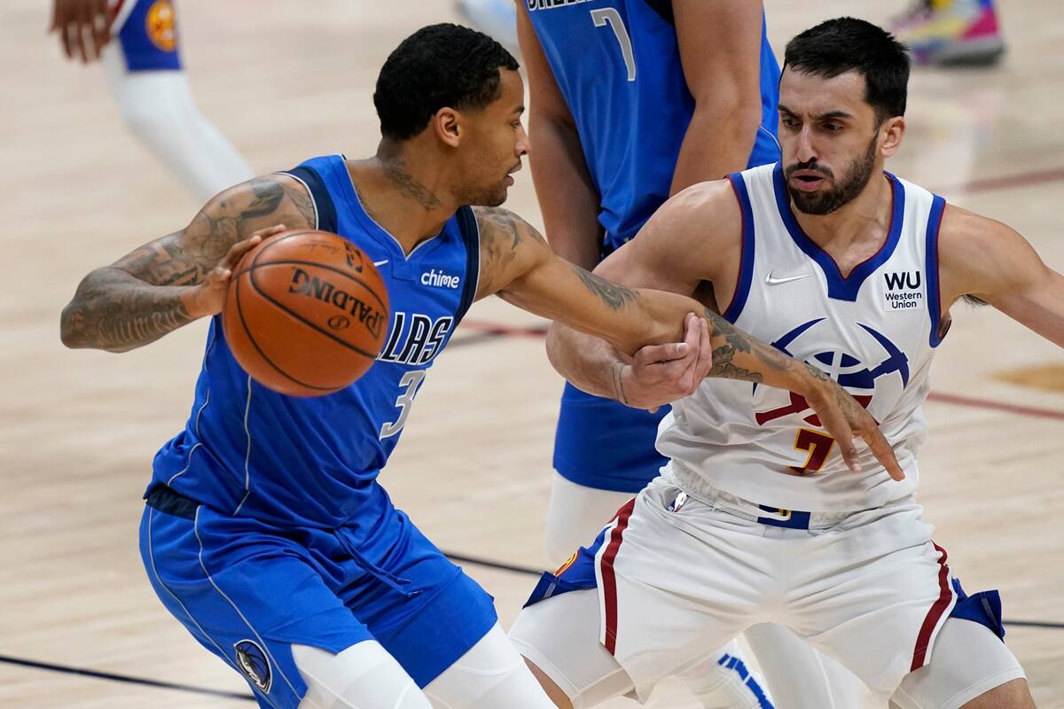 Facundo Campazzo defiende contra Trey Burke, en la caída frente a Dallas; la entrega del cordobés mereció un video de reconocimiento de Denver Nuggets.