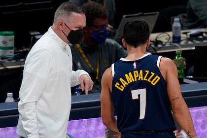 Facundo Campazzo escucha a su entrenador, en el partido de anoche.