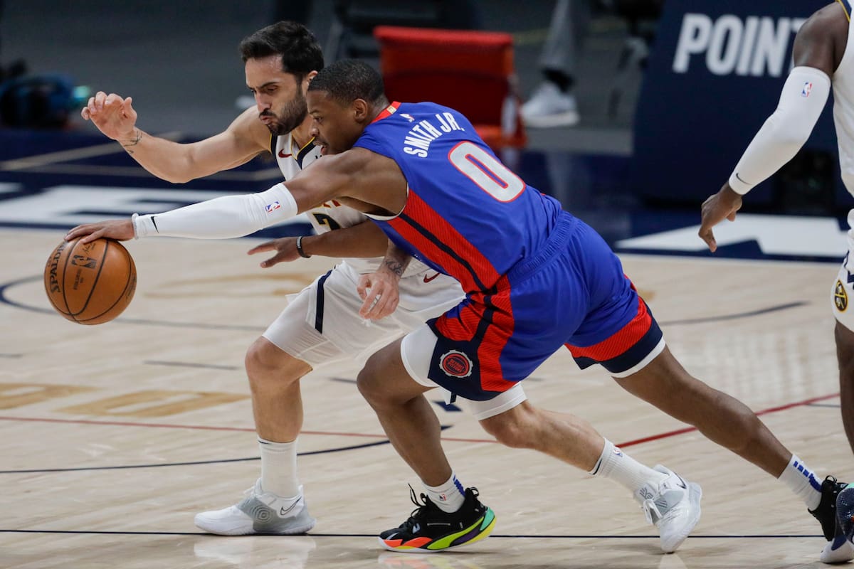 Facundo Campazzo, en acción frente a Dennis Smith Jr. de Detroit Pistons