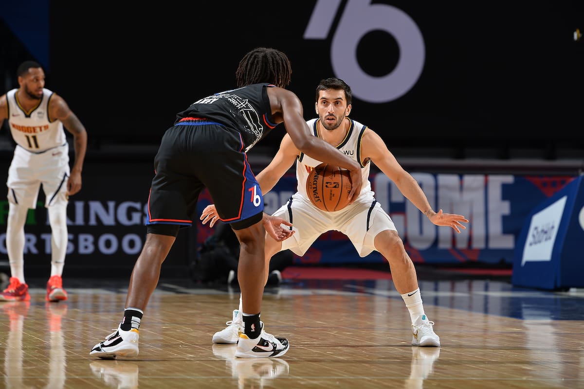 Facundo Campazzo en defensa frente a los Philadelphia 76ers.