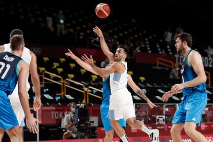 Facundo Campazzo en disputa frente a Eslovenia.