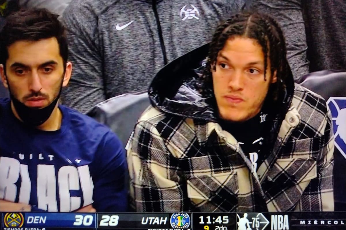 Facundo Campazzo, en el banco de suplentes, junto a Aaron Gordon, ausente por lesión