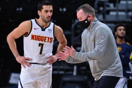 Facundo Campazzo en la charla con el entrenador Michael Malone