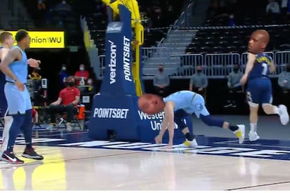 Facundo Campazzo es Shaquille O'Neal, el bueno de la película que hace rebotar la pelota en Jayson Allen, el malo, que tiene el rostro de Charles Barkley y acaba de cometer un error en una volcada. Fue la jugada de la semana en el segmento televisivo Shaqtin' a fool.