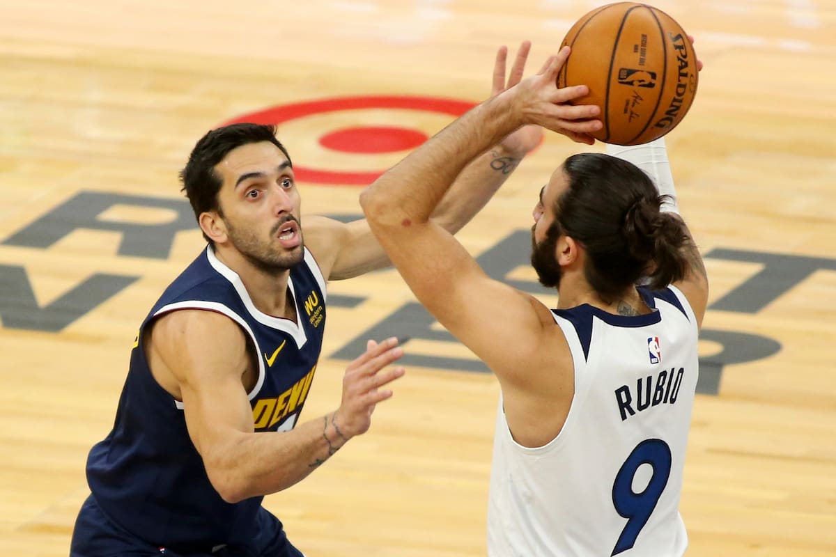 Facundo Campazzo frente al español Ricky Rubio; Denver le ganó a Minnesota y el base cordobés fue una de las figuras de los Nuggets