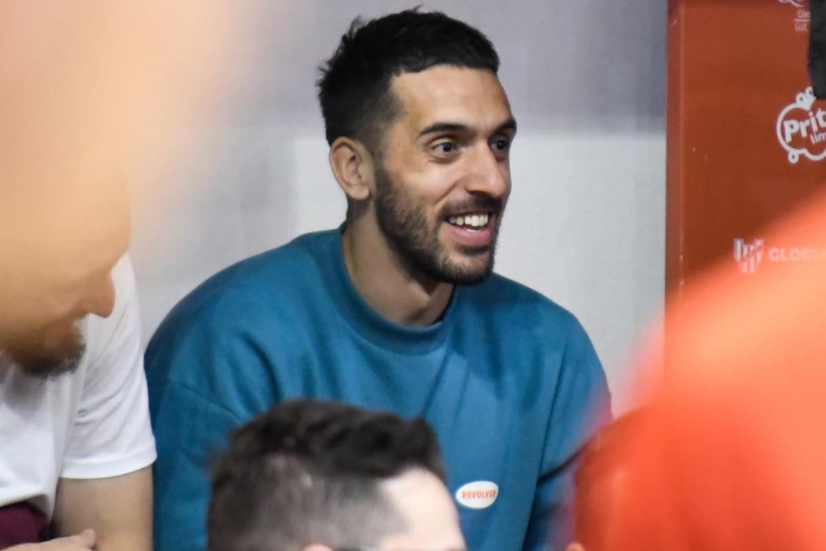 Facundo Campazzo, hincha de Chacarita en fútbol y ex jugador de Peñarol en básquetbol, presencia el tercer encuentro de la final entre Instituto y Quimsa en su ciudad, Córdoba.