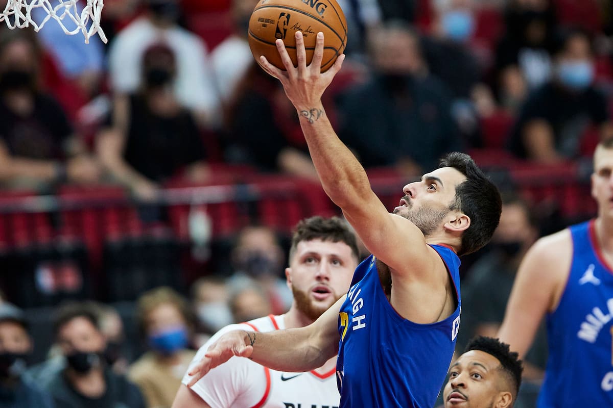 Facundo Campazzo intenta una bandeja en la victoria de Denver Nuggets sobre Portland por 120 a 115 como visitante en los playoffs de la NBA; de fondo, Jusuf Nurkic, el esloveno de 2,11 metros ante quien el cordobés puso su metro 78 para quitarle el balón por falta ofensiva.